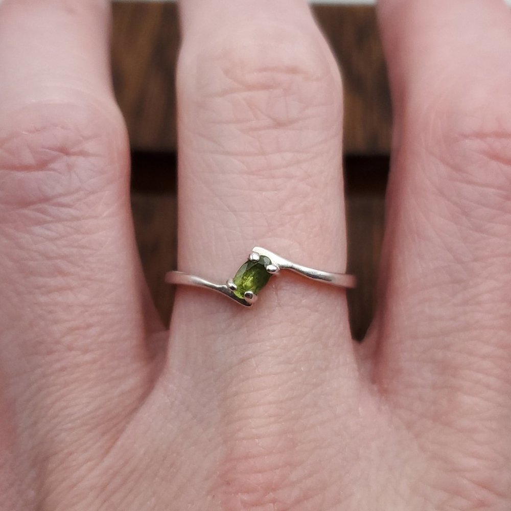 Size 8.25 925 Sterling Silver Cute Small Green Peridot Gem Ring